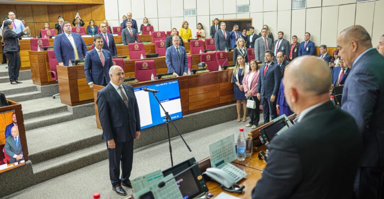decano asume 3